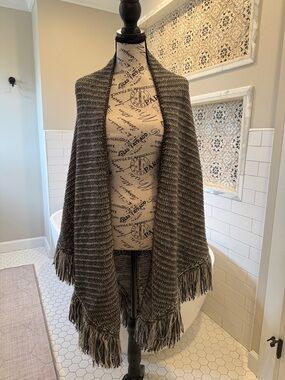 Treasure & Bond Gray Fringe Knit Wrap